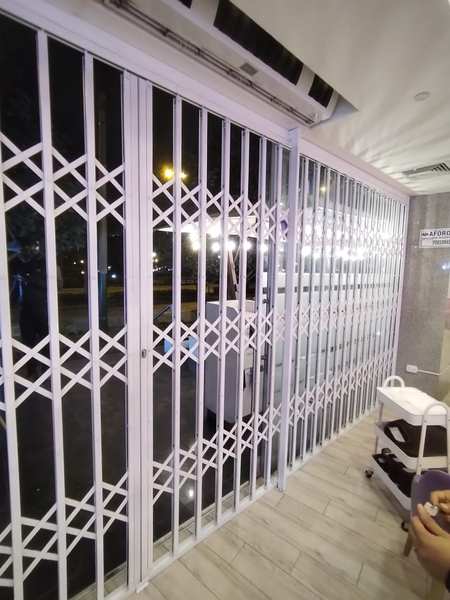 Reja plegable de fierro galvanizado - local comercial