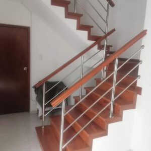 baranda con pasamano de madera