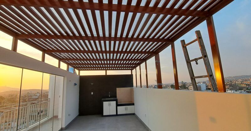 techo sol y sombra, con estructura de aluminio y policarbonato.